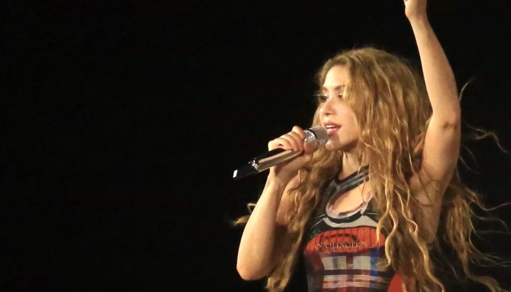 Artigo destaca simbologia de fogo, gestos ritualísticos e figurinos controversos nos shows de Shakira 2 ocrente 1777740598