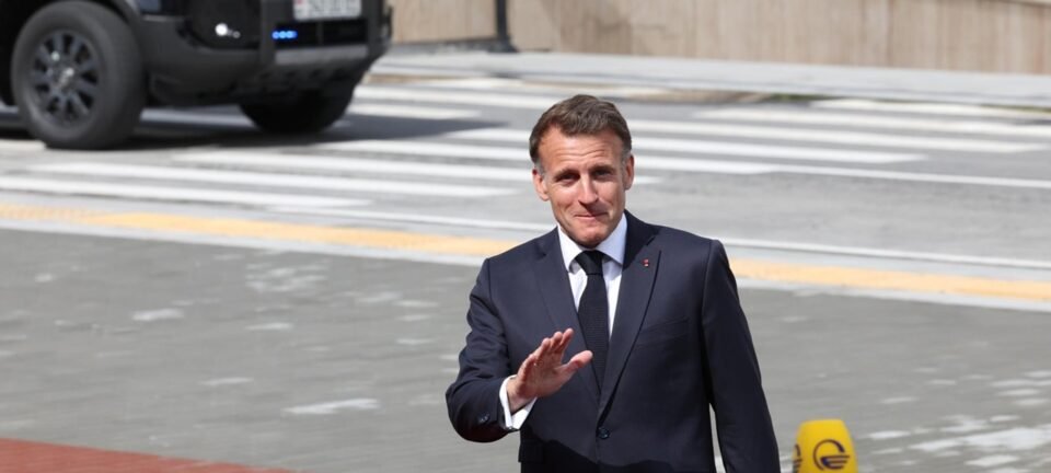Macron defende reabertura conjunta de Ormuz e questiona operação dos EUA 2 ocrente 1777898968