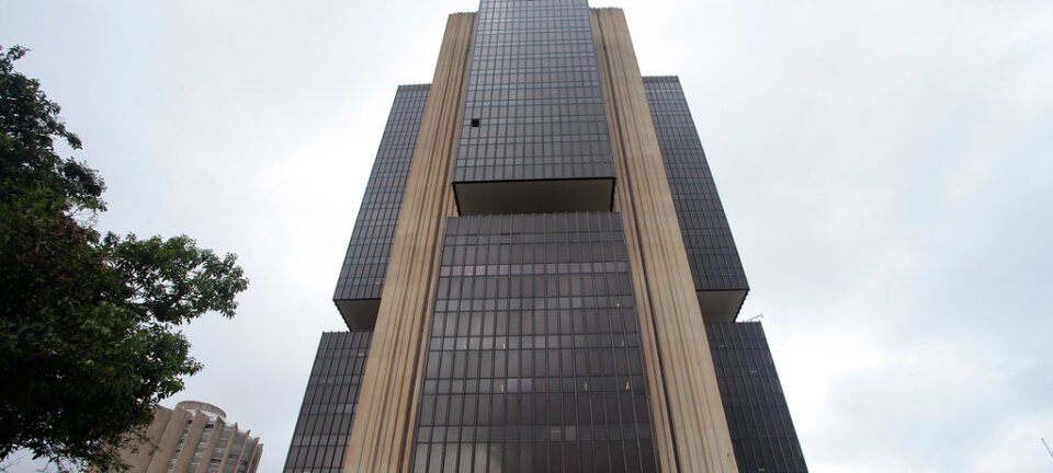 Banco Central aperta cerco a bancos e amplia proteção a endividados às vésperas do Desenrola 2 2 ocrente 1777902552