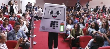 TSE apresenta Pilili, mascote sem gênero da urna eletrônica, durante celebração de 30 anos do voto digital 2 ocrente 1777963751