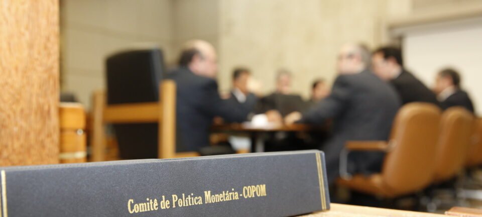 Copom mantém corte tímido da Selic para 14,50% e volta a alertar sobre risco fiscal 2 ocrente 1777986260