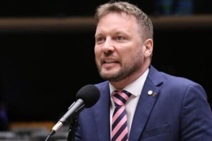 Deputado propõe salário mínimo de R$ 100 mil em protesto contra fim da escala 6x1 4 ocrente 1778017776