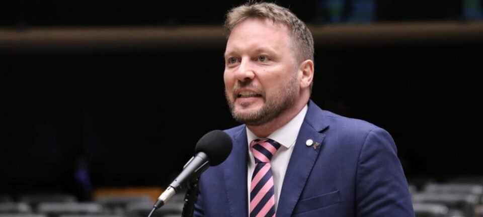 Deputado propõe salário mínimo de R$ 100 mil em protesto contra fim da escala 6x1 2 ocrente 1778017776