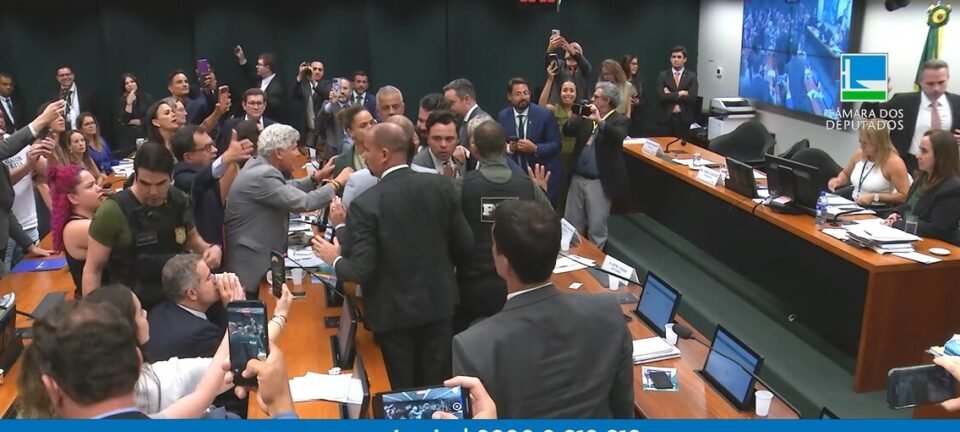 Turbulência no Conselho de Ética: troca de insultos e intervenção policial marcam votação de punições a deputados 2 ocrente 1778034858
