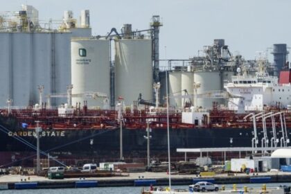 Bloqueio em Ormuz impulsiona EUA a exportarem recorde de 5,3 milhões de barris por dia 10 ocrente 1778304872