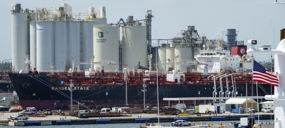 Bloqueio em Ormuz impulsiona EUA a exportarem recorde de 5,3 milhões de barris por dia 2 ocrente 1778304872