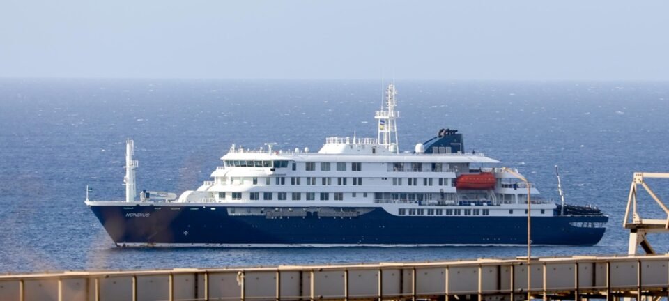 Autoridades rastreiam passageiros que deixaram cruzeiro com surto de hantavírus; navio segue para Tenerife 2 ocrente 1778309354