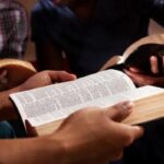 Interesse pela Bíblia cresce entre cristãos de 18 a 24 anos, aponta levantamento global 4 ocrente 1778527186
