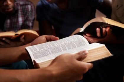 Interesse pela Bíblia cresce entre cristãos de 18 a 24 anos, aponta levantamento global 6 ocrente 1778527186