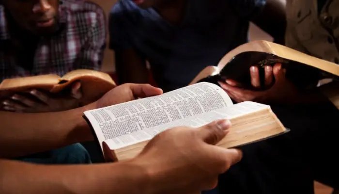 Interesse pela Bíblia cresce entre cristãos de 18 a 24 anos, aponta levantamento global 2 ocrente 1778527186