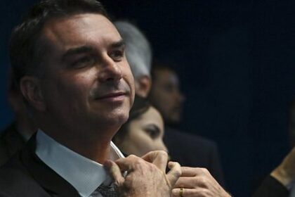 Áudio atribuído a Flávio Bolsonaro pede verba a banqueiro para filme sobre o pai, aponta Intercept 6 ocrente 1778705386