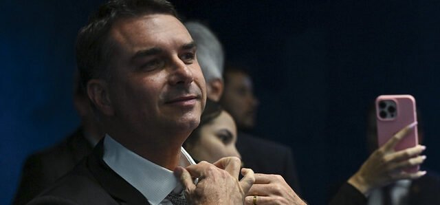Áudio atribuído a Flávio Bolsonaro pede verba a banqueiro para filme sobre o pai, aponta Intercept 2 ocrente 1778705386