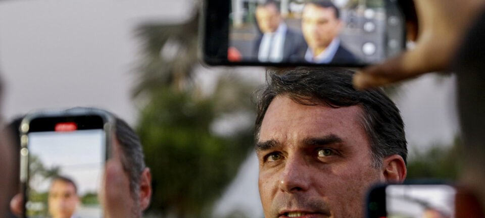 Áudio em que Flávio Bolsonaro cobra banqueiro por verba para filme gera crise política e pressiona Congresso 2 ocrente 1778720666