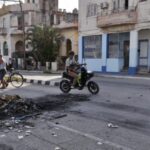 População vai às ruas pelo 4º dia e troca pedras com polícia em Havana após 40 h de apagão 5 ocrente 1778887167