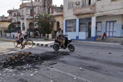 População vai às ruas pelo 4º dia e troca pedras com polícia em Havana após 40 h de apagão 10 ocrente 1778887167