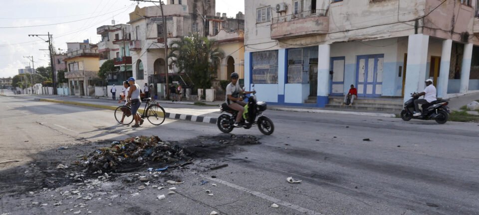 População vai às ruas pelo 4º dia e troca pedras com polícia em Havana após 40 h de apagão 2 ocrente 1778887167