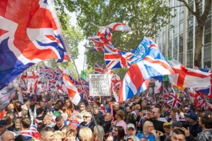 Multidão protesta em Londres contra imigração em massa e governo Starmer 16 ocrente 1779059051