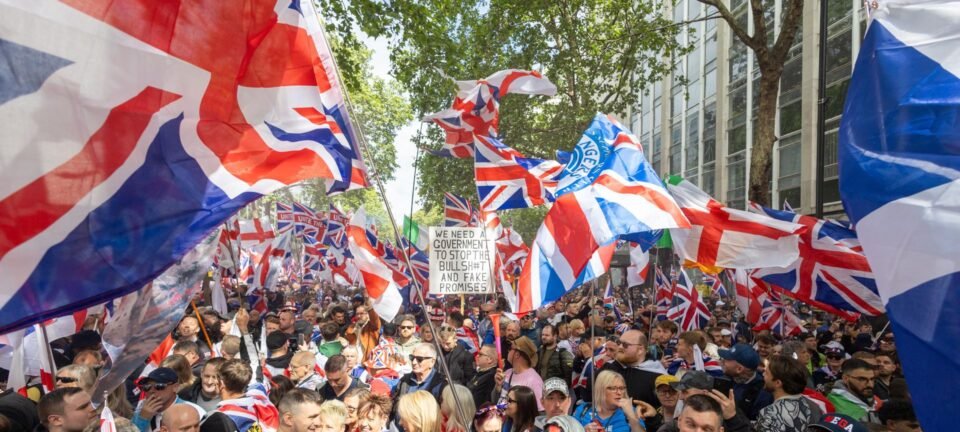 Multidão protesta em Londres contra imigração em massa e governo Starmer 2 ocrente 1779059051