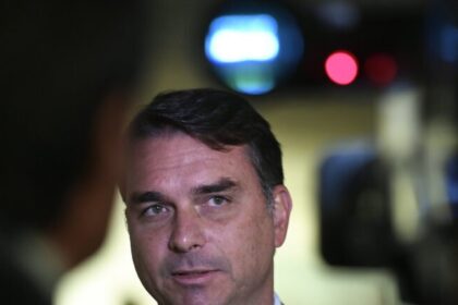 Lindbergh solicita ao STF bloqueio de bens e retenção do passaporte de Flávio Bolsonaro 18 ocrente 1779148171