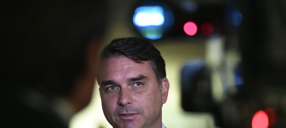 Lindbergh solicita ao STF bloqueio de bens e retenção do passaporte de Flávio Bolsonaro 2 ocrente 1779148171