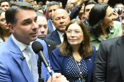 Flávio Bolsonaro propõe jornada flexível e salário por hora como alternativa ao fim da escala 6x1 16 ocrente 1779214787
