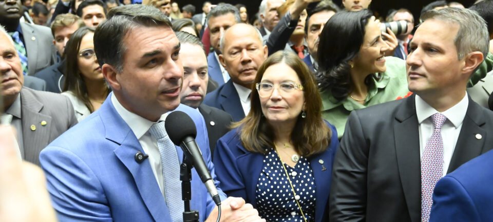 Flávio Bolsonaro sugere jornada flexível com pagamento por hora para substituir escala 6x1 2 ocrente 1779238152