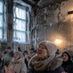 Fiéis desafiam -20 °C e seguem reunidos em igrejas apagadas na Ucrânia 5 ocrente 1779239063
