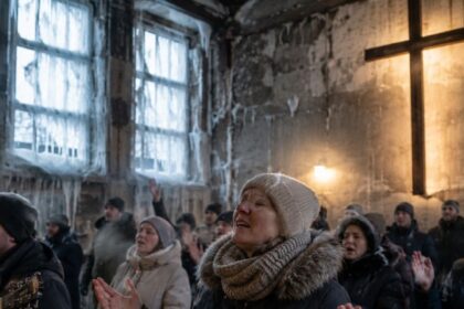 Fiéis desafiam -20 °C e seguem reunidos em igrejas apagadas na Ucrânia 6 ocrente 1779239063