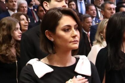 Michelle Bolsonaro evita falar sobre crise de Flávio com banqueiro: “Perguntem a ele” 20 ocrente 1779275979