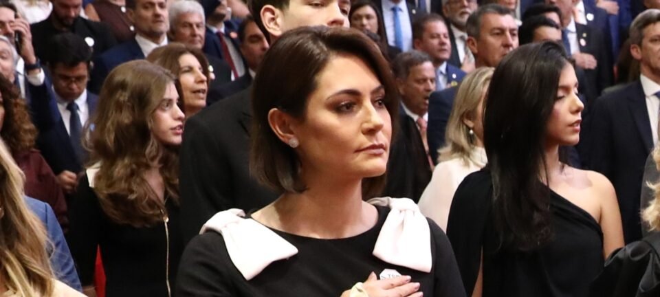 Michelle Bolsonaro evita falar sobre crise de Flávio com banqueiro: “Perguntem a ele” 2 ocrente 1779275979
