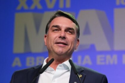 Flávio Bolsonaro descarta ter agendado reunião com Trump e ironiza repórteres 2 ocrente 1779402868