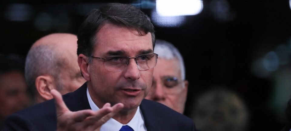 Pesquisa Datafolha aponta fidelidade do eleitorado apesar de recuo de Flávio Bolsonaro após áudios com banqueiro 2 ocrente 1779558554