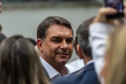 Flávio Bolsonaro passa a usar colete à prova de balas em eventos públicos 20 ocrente 1779635061