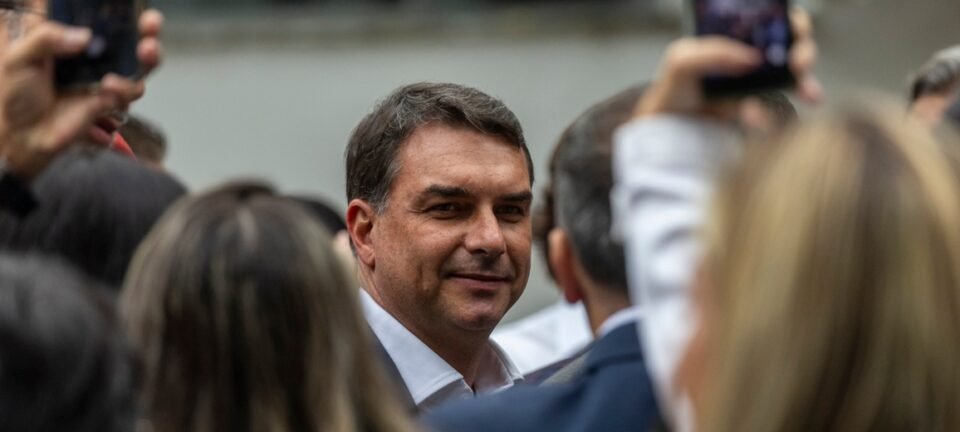 Flávio Bolsonaro passa a usar colete à prova de balas em eventos públicos 2 ocrente 1779635061