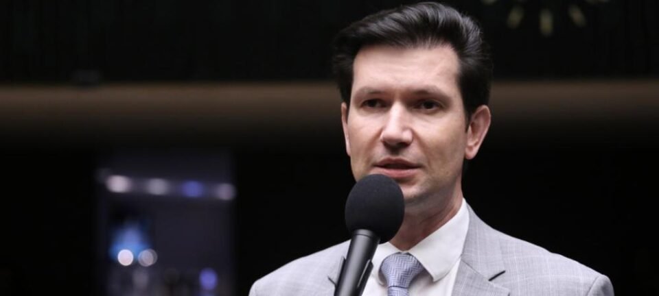 Deputado do Novo contesta PEC que acaba com escala 6x1 e diz que governo “impede quem quer trabalhar” 2 ocrente 1779753852