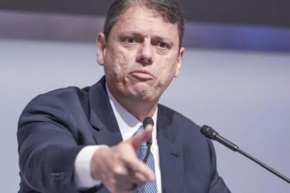 Tarcísio cobra explicações de Flávio Bolsonaro sobre visita a Daniel Vorcaro 20 ocrente 1779837596
