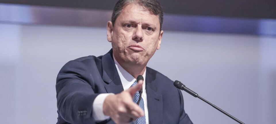 Tarcísio cobra explicações de Flávio Bolsonaro sobre visita a Daniel Vorcaro 2 ocrente 1779837596
