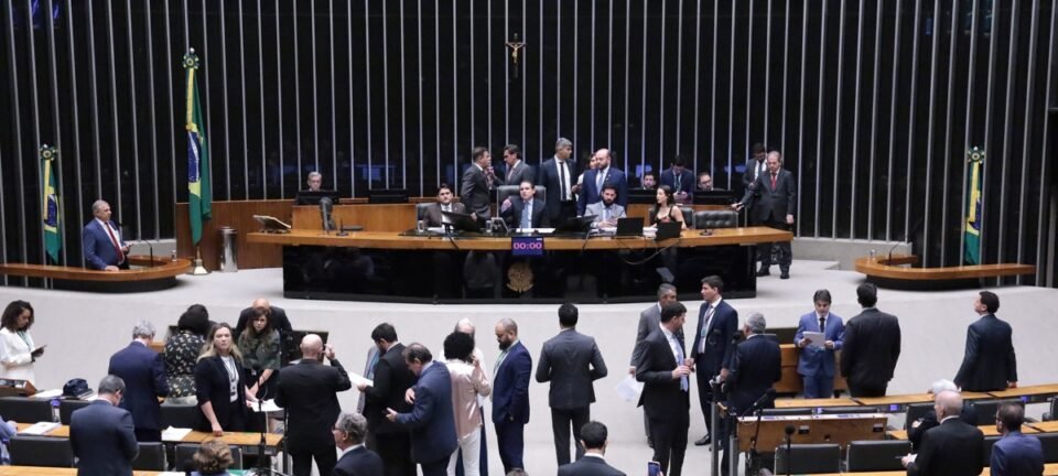 Oposição pressiona Câmara a incluir PEC da Livre Contratação no debate sobre fim da escala 6x1 2 ocrente 1779843851