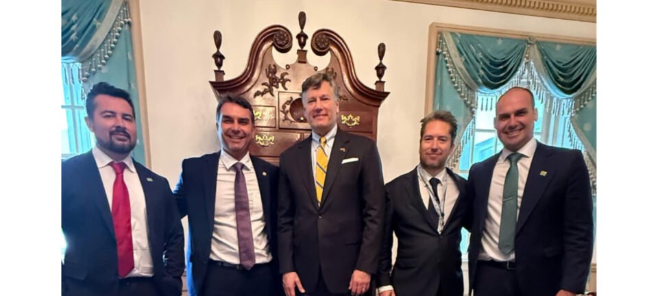 Flávio Bolsonaro se encontra com vice-secretário de Estado dos EUA um dia após reunião com Trump 2 ocrente 1779914963