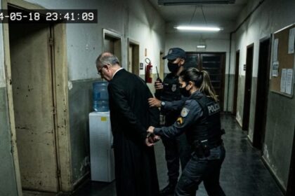 Padre de Kansas se entrega à polícia por suposto desvio de US$ 160 mil de paróquia 8 ocrente 1779982513
