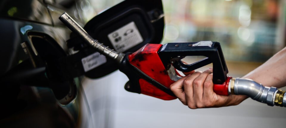 Gasolina sobe R$ 0,04 nas distribuidoras; subvenção federal segura repasse ao consumidor 2 ocrente 1779991503