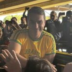Flávio Bolsonaro é recepcionado por apoiadores em Brasília após visita a Donald Trump 5 ocrente 1779993349