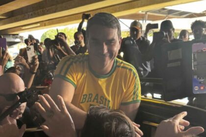 Flávio Bolsonaro é recepcionado por apoiadores em Brasília após visita a Donald Trump 8 ocrente 1779993349