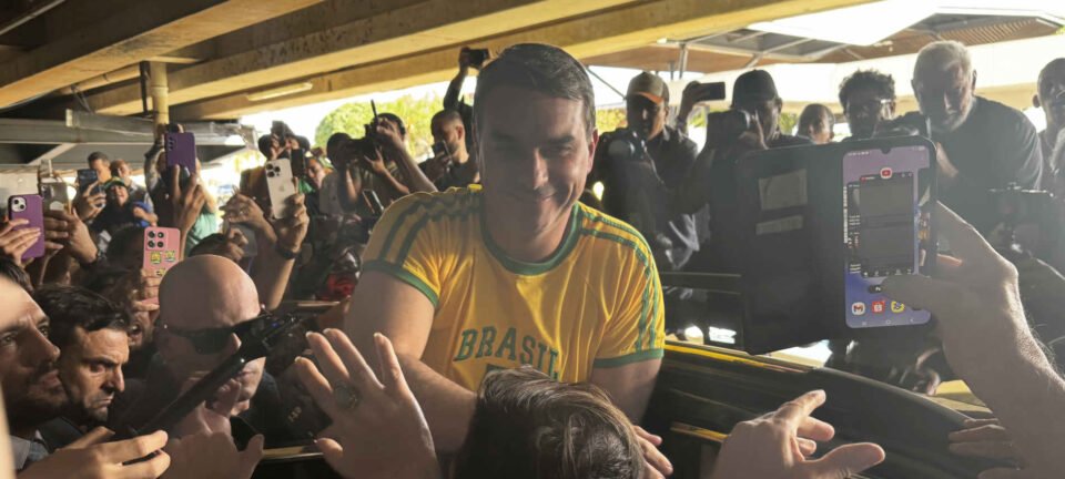 Flávio Bolsonaro é recepcionado por apoiadores em Brasília após visita a Donald Trump 2 ocrente 1779993349