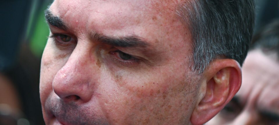 PF recomenda à PGR investigar Flávio Bolsonaro por repasses de banqueiro ao filme sobre Jair Bolsonaro 2 ocrente 1780095862