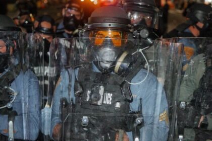 Newark impõe toque de recolher após confrontos perto de centro de detenção de imigrantes 14 ocrente 1780257001