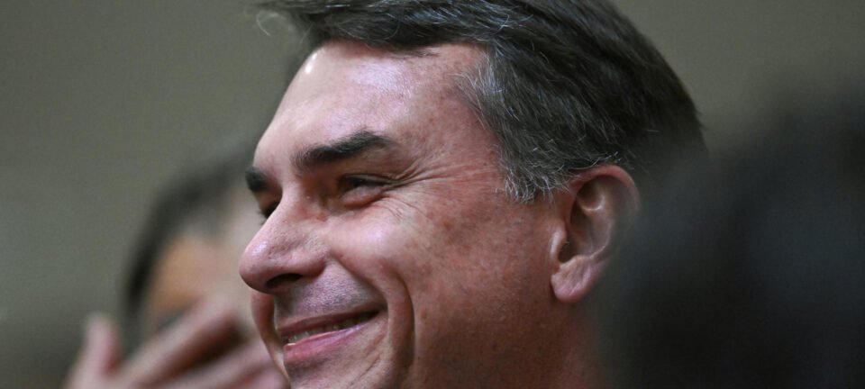 Planalto reage a tarifa de 25% dos EUA e responsabiliza viagem de Flávio Bolsonaro 2 ocrente 1780422556
