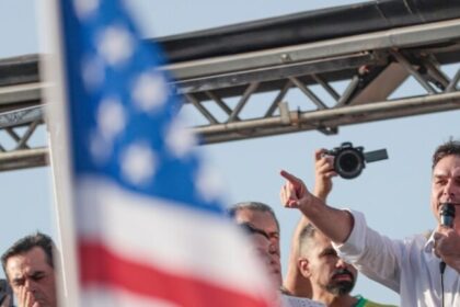 Flávio Bolsonaro busca evitar tarifa de 25% dos EUA e responsabiliza governo Lula 12 ocrente 1780454071