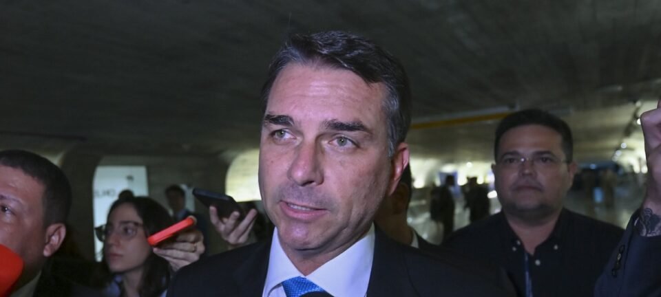 Parlamentares acionam Supremo e solicitam nova investigação contra Flávio Bolsonaro 2 ocrente 1780506266