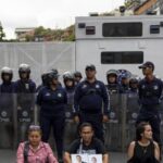 Agentes do Sebin tentam deter jornalistas que registravam transferência de presos políticos em Caracas 4 ocrente 1780596337